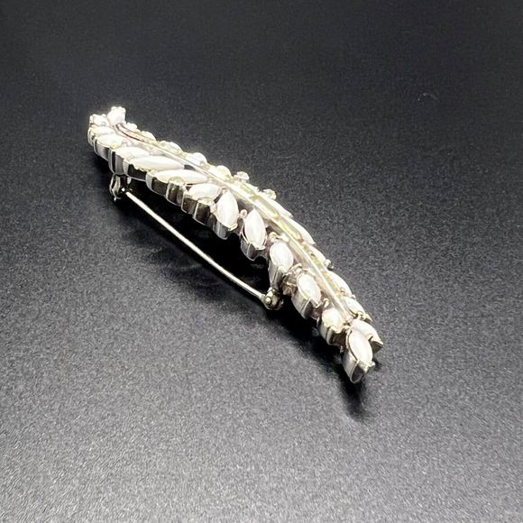 Vintage CROWN TRIFARI Feather Brooch Pin Milk Glass Clear Rhinestone Signed RARE - Picture 6 of 11